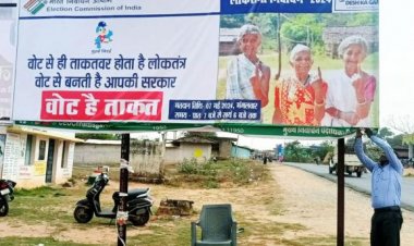 शत-प्रतिशत मतदान के लिए होर्डिंग के माध्यम से दिया जा रहा मतदान का संदेश