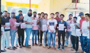 डोर-टू-डोर न्याय योजना की जानकारी दे रहे कांग्रेसी