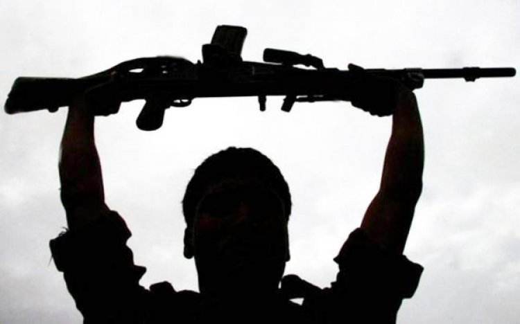 नक्सलियों के सचिव ने डाला हथियार, DIG-SP के सामने किया सरेंडर