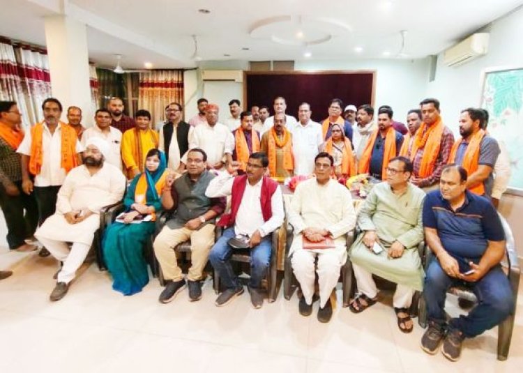 पूर्व विधायक सरोजा मनहरण ने थामा बीजेपी का दामन