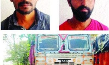 18 लाख का कबाड़ समेत दो ट्रक जब्त, 2 गिरफ्तार