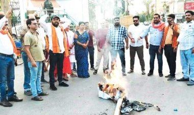 भाजपा ओबीसी मोर्चा ने पश्चिम बंगाल की सीएम का पुतला फूंका