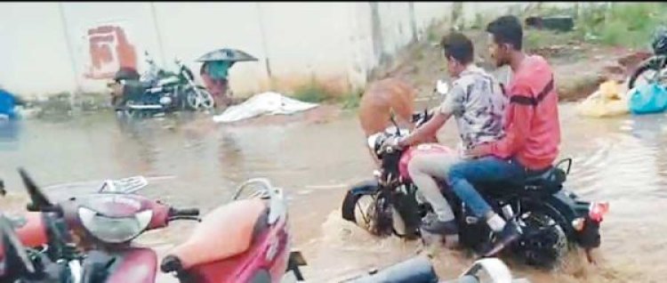 बेमौसम बारिश,साप्ताहिक बाजार सहित कारोबारियों को पहुंचाया नुकसान