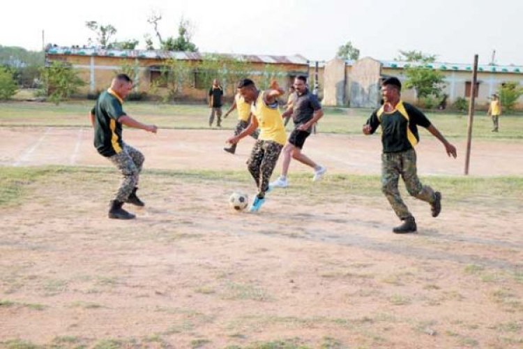 फुटबॉल मैच में बढ़-चढक़र लिया हिस्सा