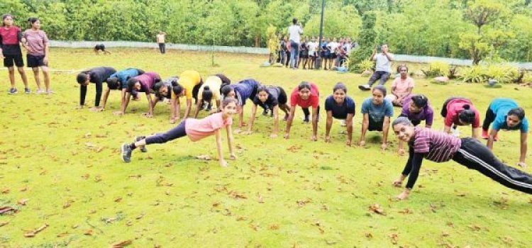 नि:शुल्क सैन्य प्रशिक्षण ले रहे प्रशिक्षणार्थियों ने किया योग