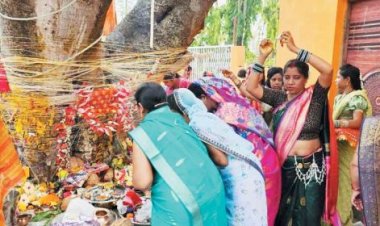 पति की लंबी आयु के लिए सुहागिनों ने की वट सावित्री की पूजा