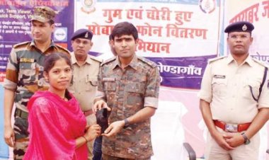 45 लाख के गुम मोबाइल पुलिस ने ढूंढा, मालिकों को सौंपा