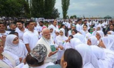 योग दिवस कार्यक्रम के बाद लोगों के बीच पहुंच गए पीएम मोदी