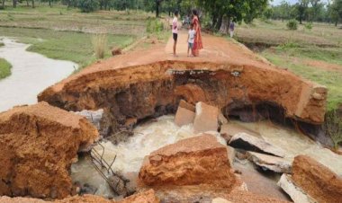 CG NEWS : पहली बारिश में ही जिला प्रशासन की खुली पोल, दो गांवों को जोड़ने वाला पुल बहा, ग्रामीणों का आवागमन बंद