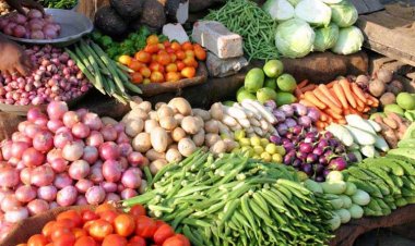 बारिश और गर्मी के कारण प्याज, खीरा व टमाटर के दामों में भारी बढ़ोतरी