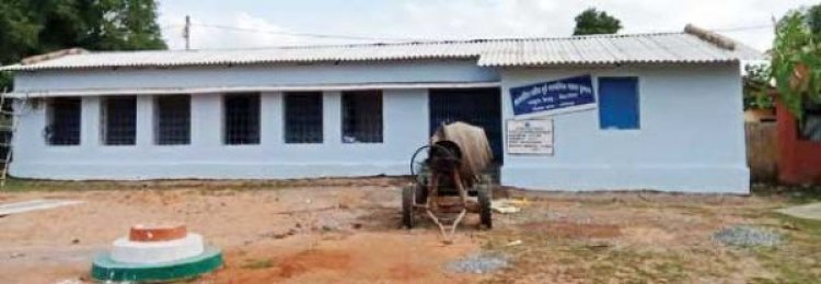 हवाओं ने उड़ाई शाला की छत सरपंच मनबती ने करवाई मरम्मत