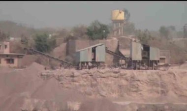 ब्लास्टिंग के दौरान सीट को तोड़कर घर में जा गिरा पत्थर, खदान संचालक और ब्लास्टर के खिलाफ FIR