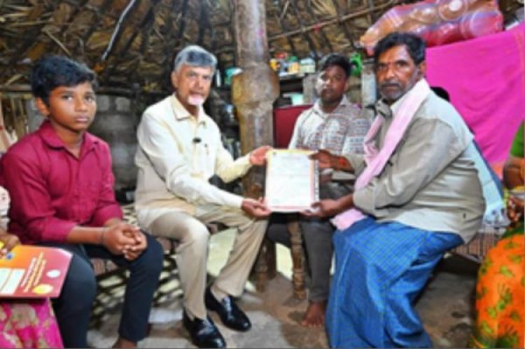 चंद्रबाबू नायडू ने शुरू किया एनटीआर भरोसा सामाजिक सुरक्षा पेंशन, लाभार्थियों को सौंपा चेक