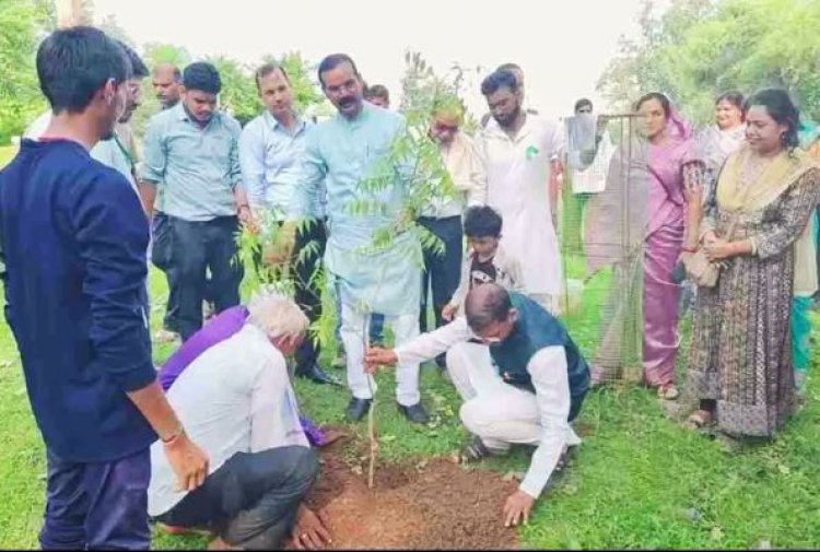 पर्यावरण प्रेमियों ने 500 नीम पौधों का किया रोपण