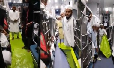 ट्रेन के बोगियों में रास्ते पर बैठकर नमाज पढ़ रहे लोगों को टीटीई ने पढ़ाया अनुशासन का पाठ, कहा- अपनी सोच बदलिए