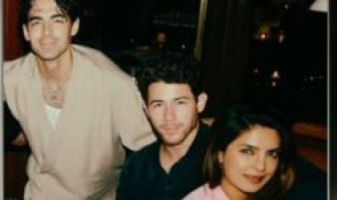 अपने देवर जो जोनस के सामने प्रियंका चोपड़ा ने दिए निक के साथ रोमांटिक पोज