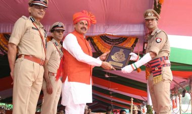 मुख्यमंत्री डॉ. यादव ने उत्कृष्ट सेवाओं के लिये पुलिसकर्मियों को किया सम्मानित