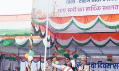 सांसद महेश कश्यप ने किया ध्वजारोहण