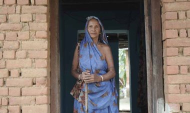 अब वृद्धा ध्वजा बाई को जरूरत के समय किसी से पैसे मांगने की नहीं पड़ती जरूरत, महतारी वंदन योजना की राशि से हो जाते हैं जरूरी काम