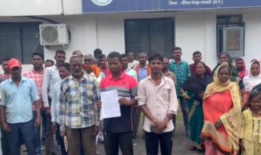 CG NEWS : 20 में बेचता है 17 रुपये का शक्कर ग्रामीणों ने उचित मूल्य दुकान के विक्रेता के खिलाफ लगाई कलेक्टर से गुहार