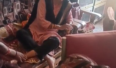 प्रभारी प्राचार्य ने महिला प्यून से दबवाए पैर:तीन दिन बाद सामने आया वीडियो, लटेरी के मॉडल स्कूल का मामला