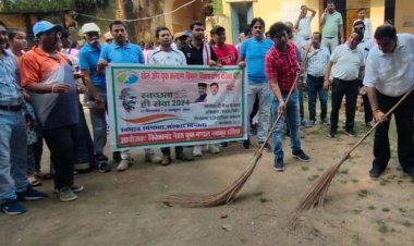 दतिया में प्रशासन ने निकाली स्वच्छता रैली:स्वभाव-स्वच्छता-संस्कार-स्वच्छता की थीम पर निकाली गई यात्रा