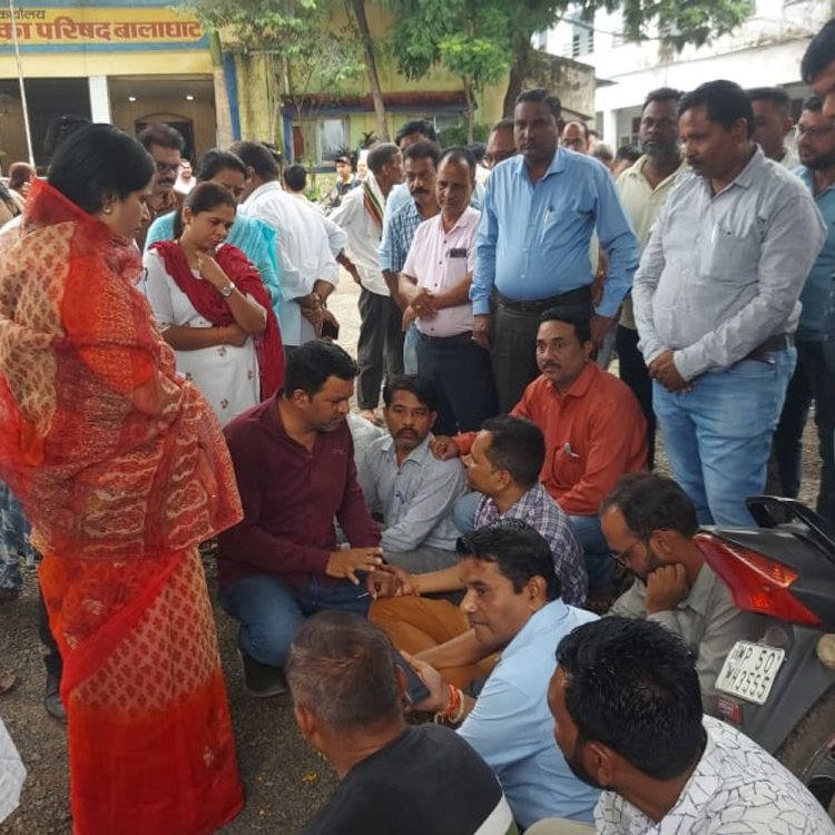 नपा कर्मियों ने किया काम बंद:अध्यक्ष और सीएमओ की समझाईश पर छोड़ा धरना, नपा सभापति के पति पर एफआईआर के लिए अड़े नपा कर्मी