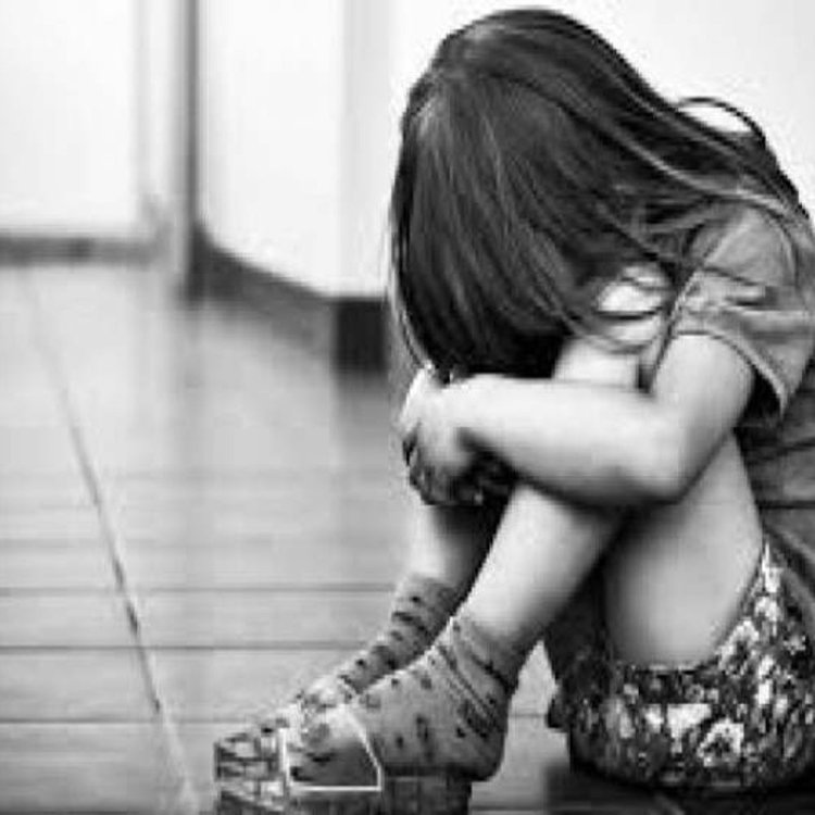 12 साल की लड़की ने दिखाई हिम्मत:छेड़छाड़ कर रहे व्यक्ति के हाथ पर काटा,भागकर सहेली के यहां पहुंची,रात को मां पहुंची तो बताई हरकत