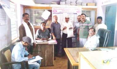 फसल चक्र परिवर्तन के लिए ऋण लेने सोसाइटी पहुंच रहे किसान