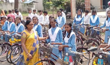 'स्कूल चलें हम' अभियान के तहत बांटी गई साइकिल:दूर से आने वाले विद्यार्थियों को होगा फायदा, गांव के जनप्रतिनिधि हुए शामिल