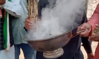 इंदौर में भूतिया पार्टी को लेकर कांग्रेस का प्रदर्शन:बिल्डिंग के शुद्धिकरण के लिए कराया हवन-पूजन; कल डाक्टरों ने रैली निकाल विरोध जताया था