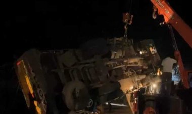 सेंधवा में बाइक सवारों पर पलटा ट्रक, पिता-पुत्र समेत 4 की मौत