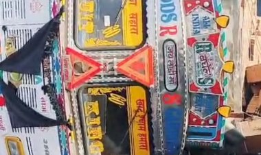 ब्यावरा में अनियंत्रित होकर पलटा दवाइयों से भरा ट्रक:पुल से नीचे दवा के बक्से गिरे; बाल-बाल बचे राहगीर