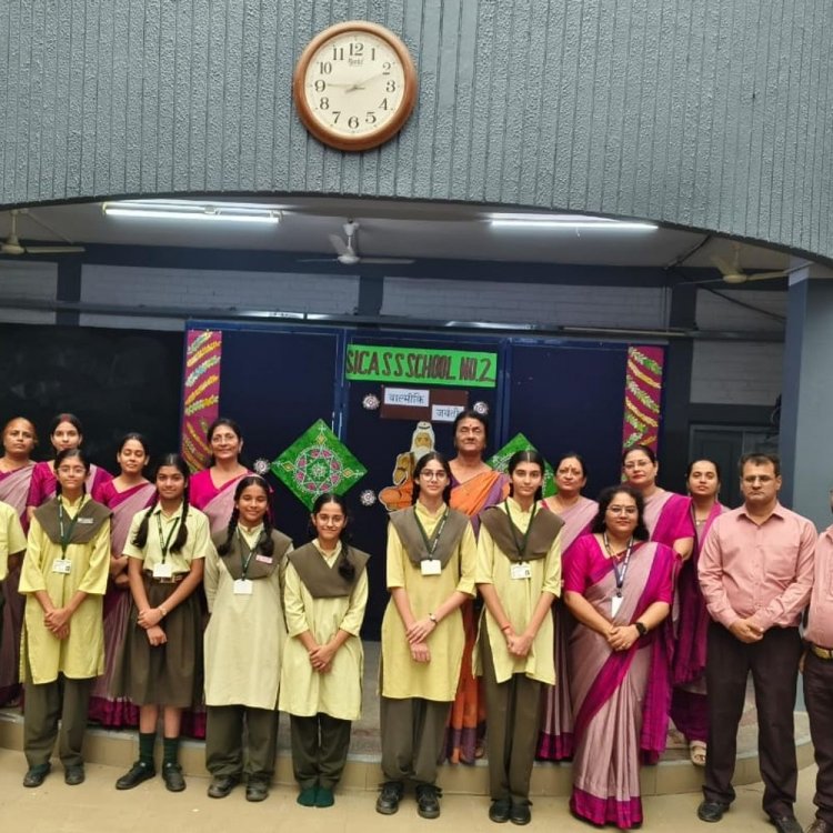 सिका सीनियर सेकेंडरी स्कूल क्रमांक 2 इंदौर में वाल्मीकि जयंती:चौपाइयों और गीतों की प्रस्तुति के साथ ही बच्चों ने संस्कृत में भी दी जानकारी