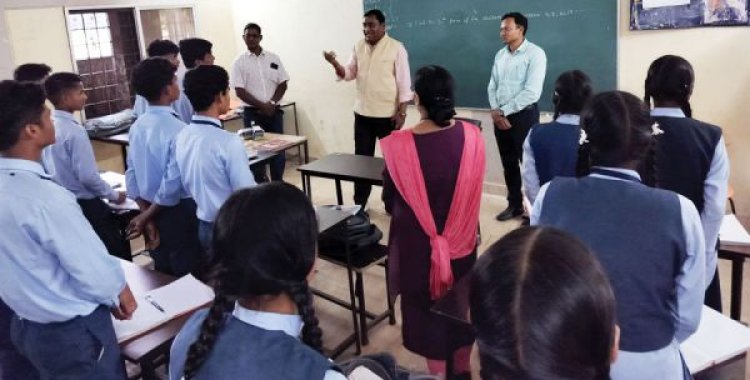 कमिश्नर ने स्कूलों और आंबा केंद्रों का किया निरीक्षण