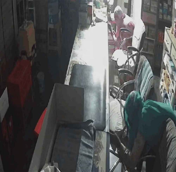 छत्तीसगढ़-बेमेतरा में दुकान से लाखों रुपये की चोरी, एसपी ने नाइट गश्त में लगे ASI को किया सस्पेंड