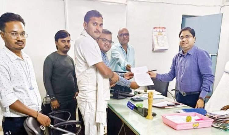 दस्तावेज लेखक और स्टांप वेंडरों ने एसडीएम को सौंपा ज्ञापन