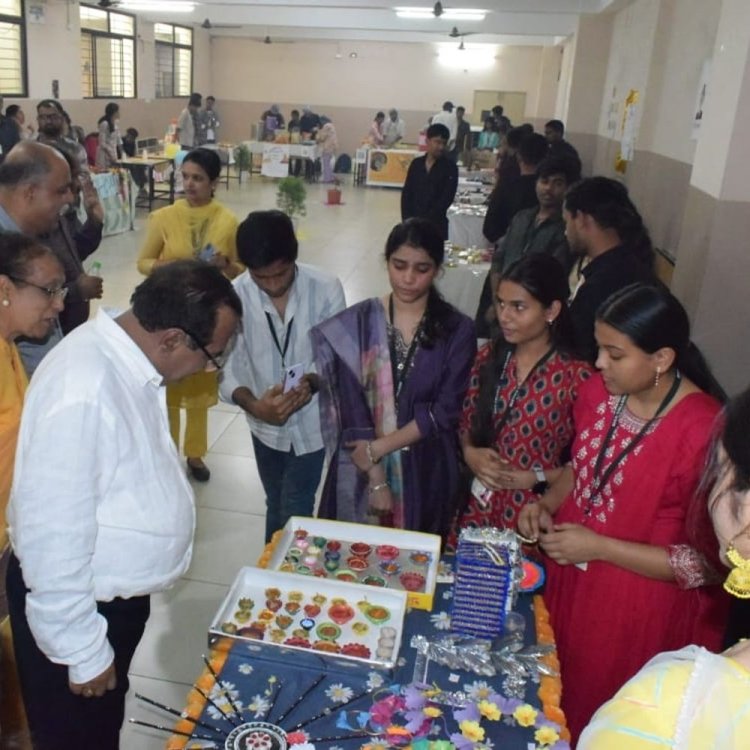 सिका कॉलेज में दीपोत्सव पर लगा आनंद मेला:स्टूडेंट्स ने तैयार किए दीपावली पर उपयोगी उत्पाद, स्टाल लगाकर किया बिजनेस