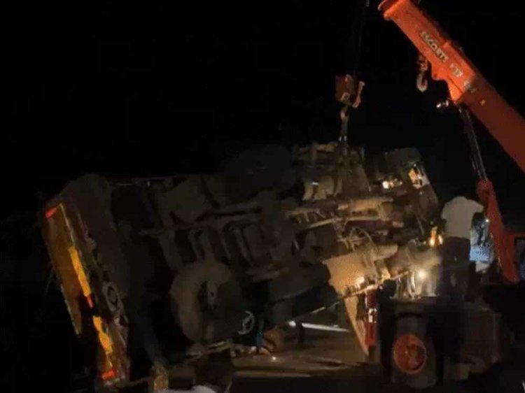 सेंधवा में बाइक सवारों पर पलटा ट्रक, पिता-पुत्र समेत 4 की मौत