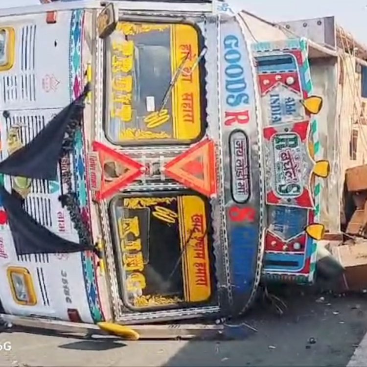 ब्यावरा में अनियंत्रित होकर पलटा दवाइयों से भरा ट्रक:पुल से नीचे दवा के बक्से गिरे; बाल-बाल बचे राहगीर
