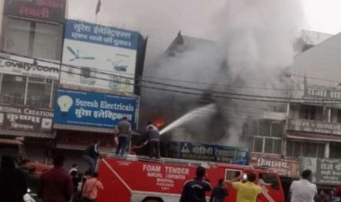 संत हिरदाराम नगर में 3 कपड़ा दुकानों में लगी भीषण आग, एक करोड़ का माल जलकर खाक… दमकलों ने पाया काबू