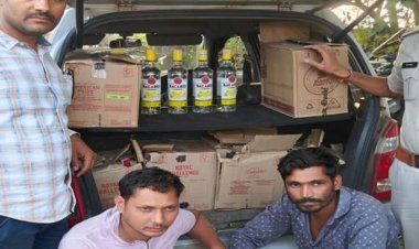 इंदौर से देवास लेकर जा रहे थे अवैध शराब:पुलिस ने घेराबंदी कर पकड़ा; 6 पेटी में करीब 76 बोतल अंग्रेजी शराब जब्त