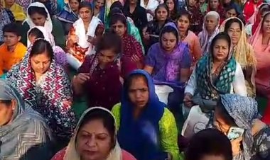 देवउठनी ग्यारस पर भोपाल विश्रामघाट में अनूठी सत्संग परंपरा:सिंधी समाज की महिलाओं ने किया भजन कीर्तन, सबकी खुशहाली के लिए की अरदास