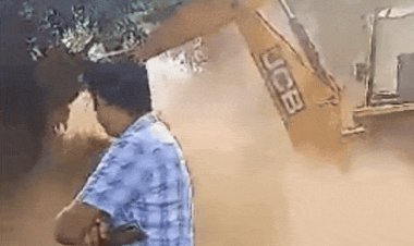 टीकमगढ़ में अवैध कब्जाधारियों पर चला प्रशासन का बुलडोजर:82 एकड़ गोचर भूमि से हटाया अवैध कब्जा; तहसीलदार ने 8 करोड़ बताई जमीन की कीमत