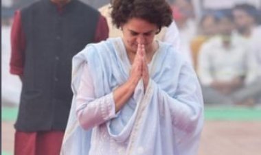 प्रियंका गांधी ने पंडित नेहरू के समाधि स्थल 'शांतिवन' जाकर दी श्रद्धांजलि