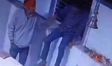 ग्वालियर में हनुमान मंदिर के ताले तोड़ घुसे चोर, VIDEO:दान पेटी से नगदी चुराई, CCTV में कैद हुई घटना