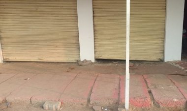 कस्बा बड़ौनी में चोरों का आतंक:चार दुकानों के ताले चटकाए, एक दुकान से चुराया कैश और सामान; सामने आया CCTV