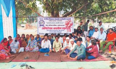 अनिश्चितकालीन धरने पर ठेका कर्मचारी