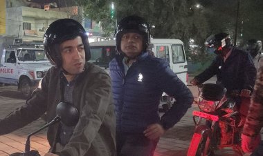 ट्रैफिक व्यवस्था का हाल जानने बाइक से घूमे कलेक्टर-एसपी:बोले- बेतरतीब गाड़ियां और दुकान के बाहर सामान रखने से बन रही जाम की स्थिति