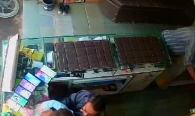 नीमच के मोबाइल शॉप में चोरी की वारदात:अज्ञात व्यक्ति ने दुकानदार से नजर बचाकर की दिया घटना को अंजाम, वीडियो वायरल